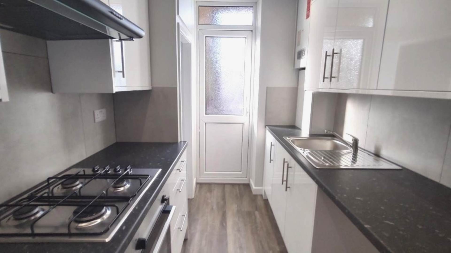London N12 0AY 2 bed flat rental property internal/external image-1