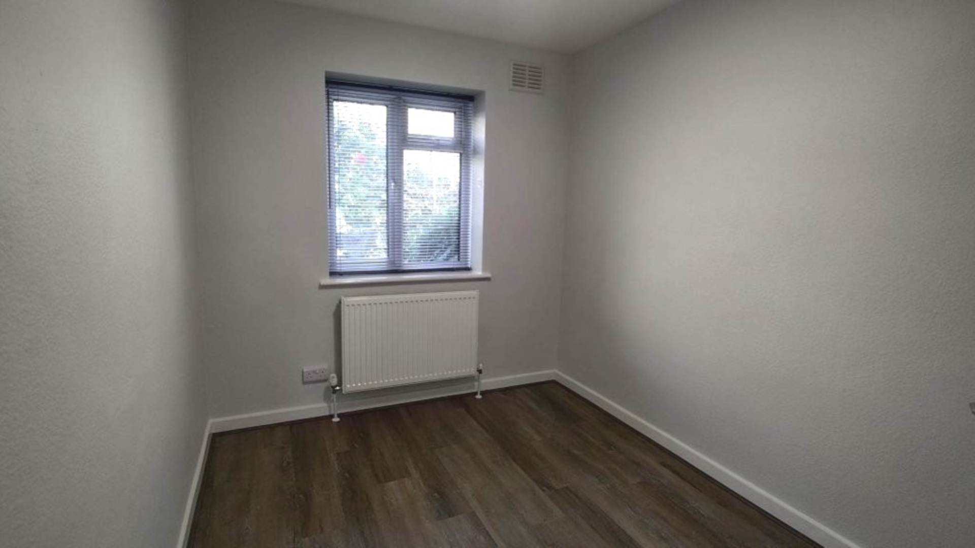 London N12 0AY 2 bed flat rental property internal/external image-6