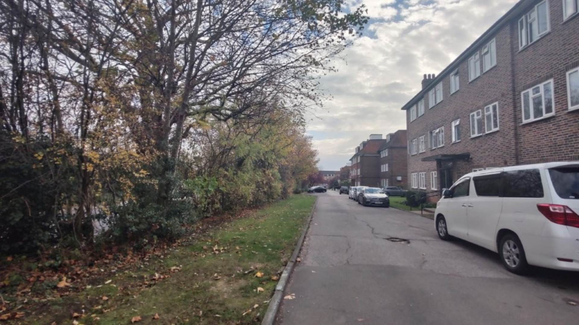 London N12 0AY 2 bed flat rental property internal/external image-8