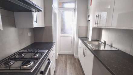 2 bed flat to rent in London N12