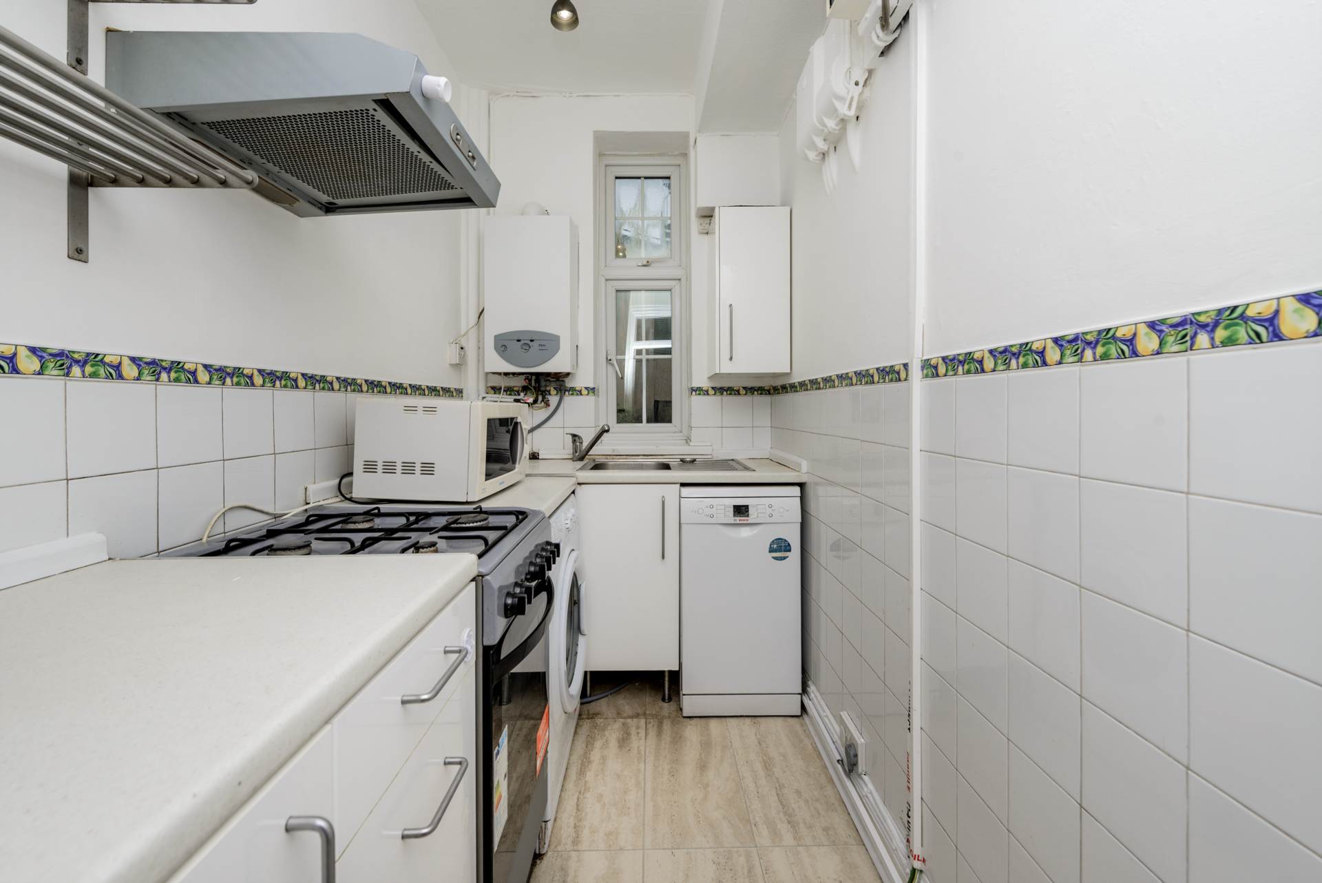 London W11 1QH 1 bed flat rental property internal/external image-3