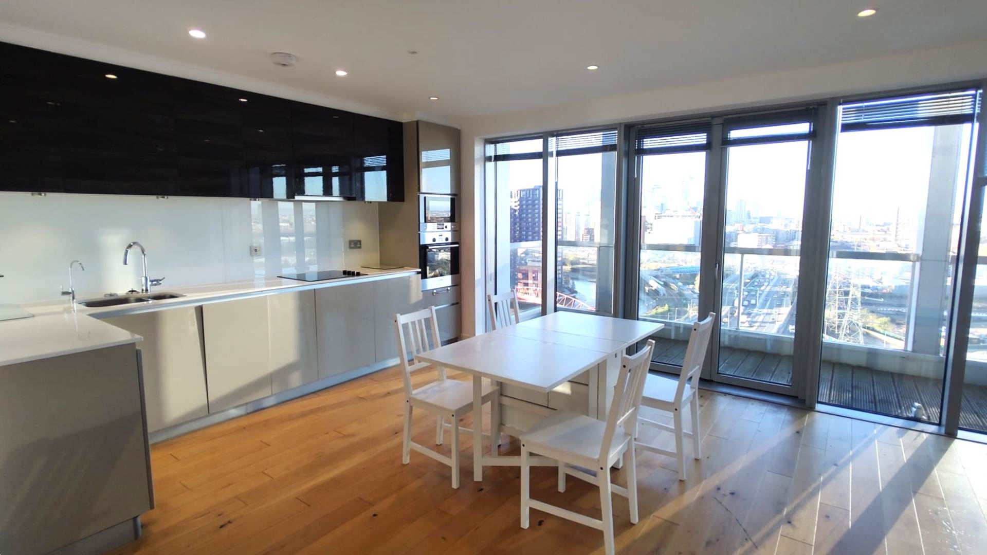 London E16 1GR 2 bed flat rental property internal/external image-1