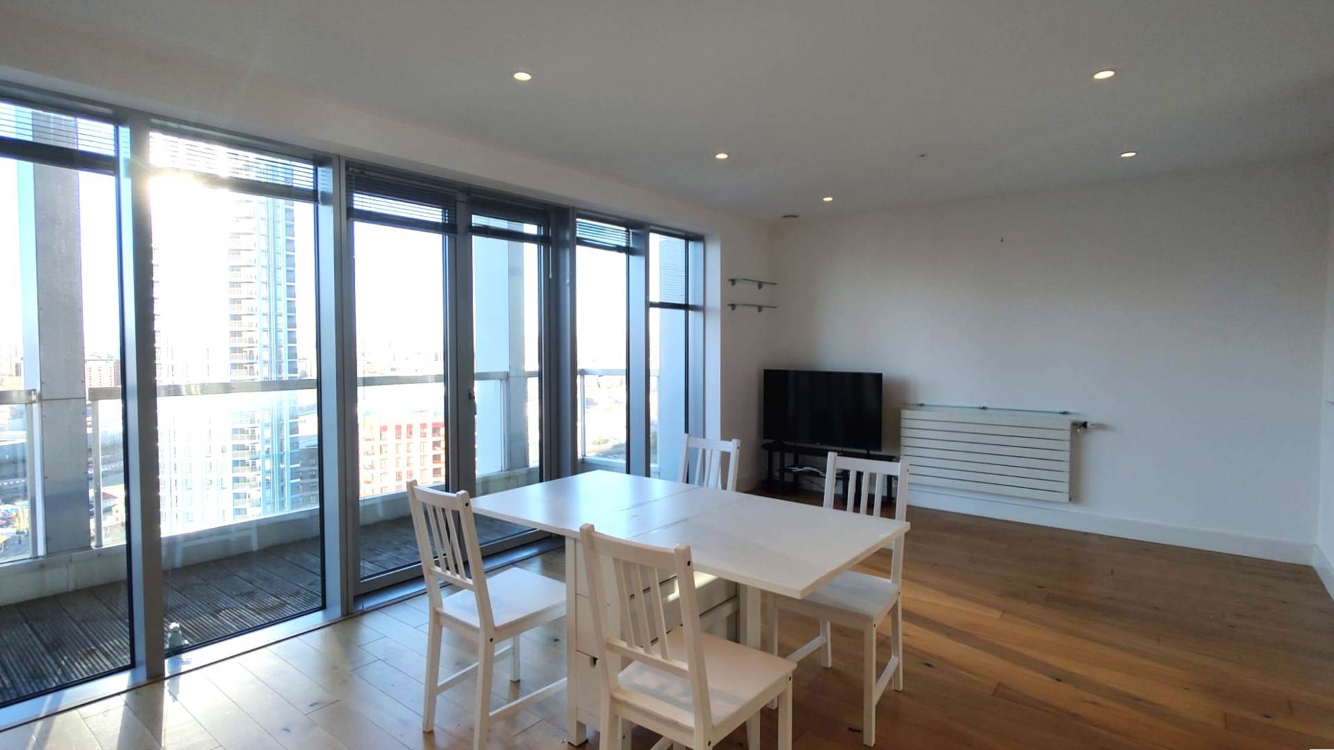 London E16 1GR 2 bed flat rental property internal/external image-2