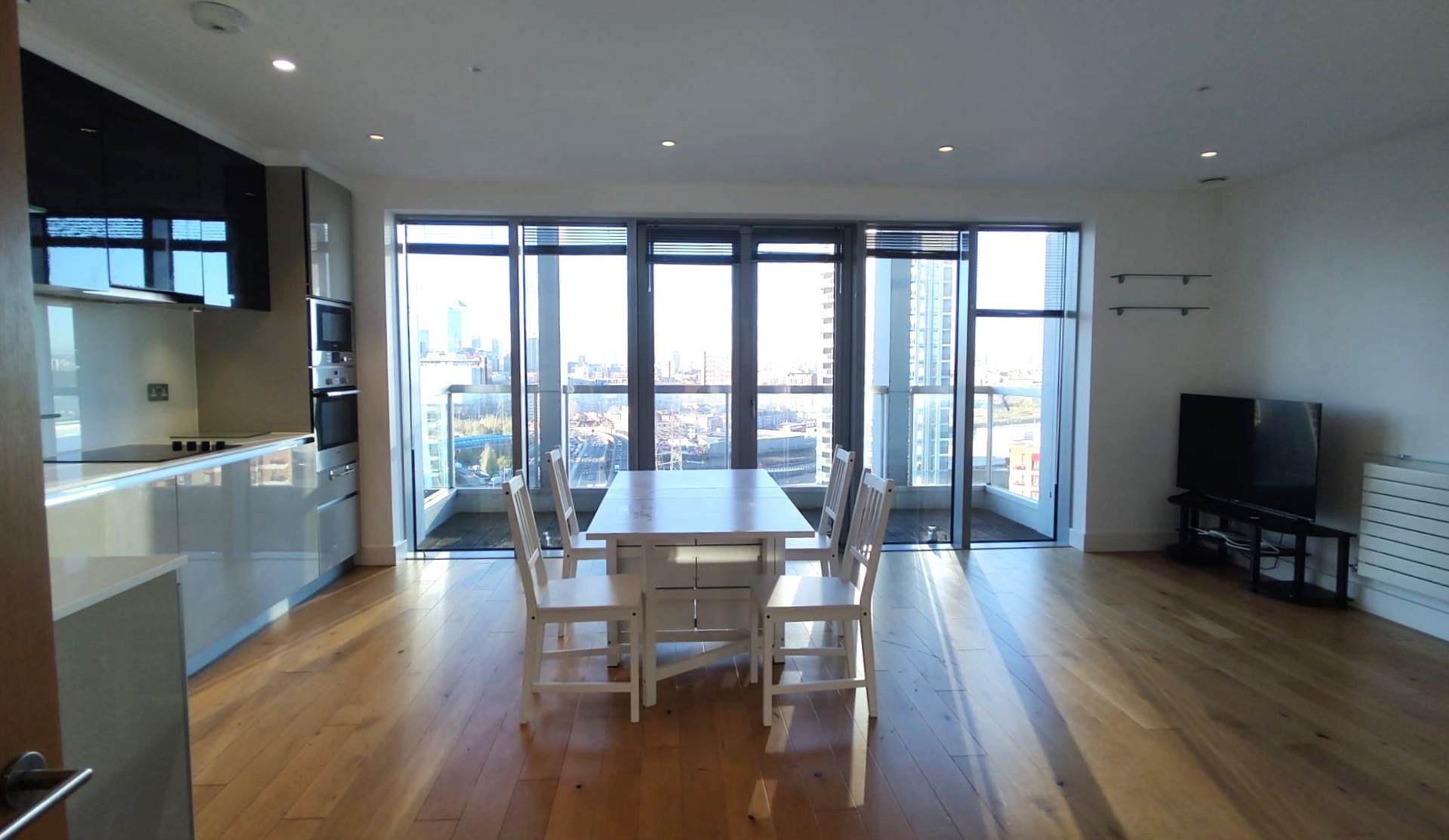 London E16 1GR 2 bed flat rental property internal/external image-3