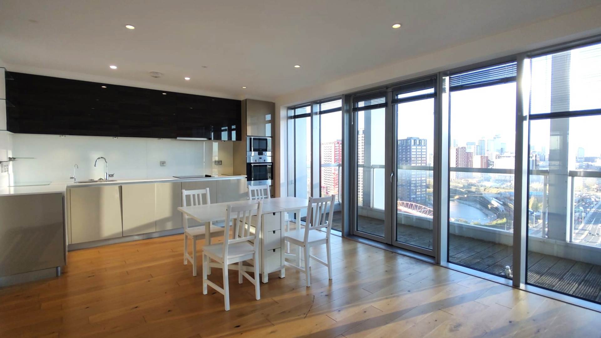 London E16 1GR 2 bed flat rental property internal/external image-4