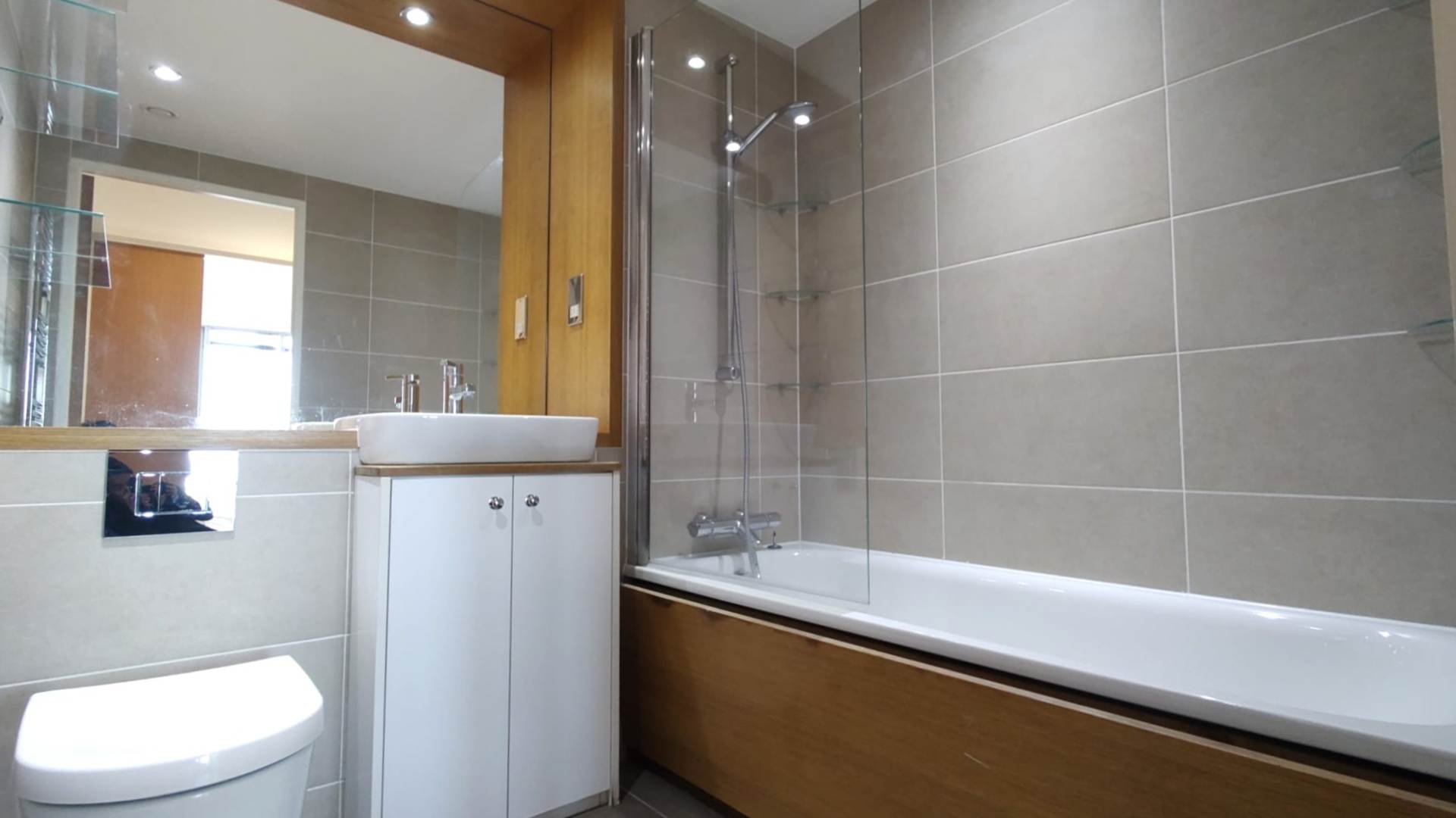 London E16 1GR 2 bed flat rental property internal/external image-7