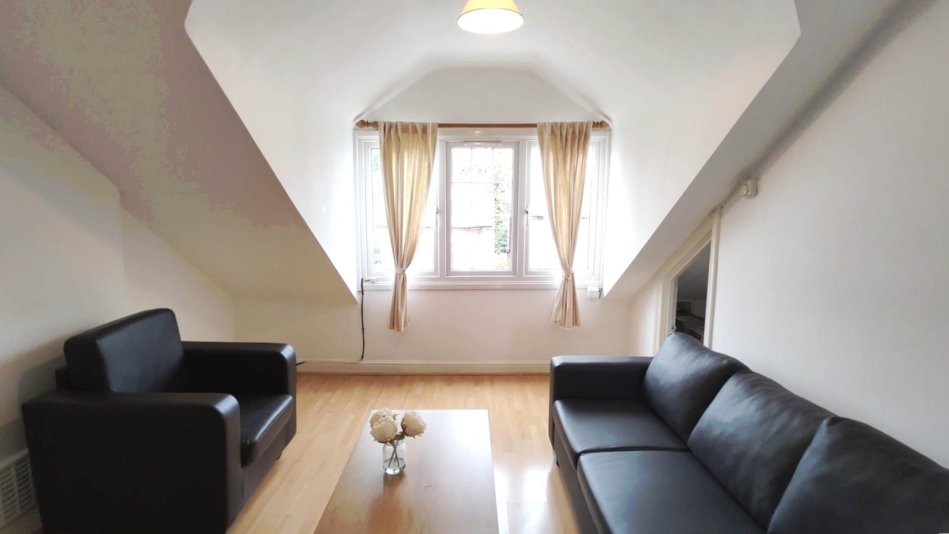 ロンドン N3 3NB 2ベッドフラット 賃貸物件の内外装写真-2