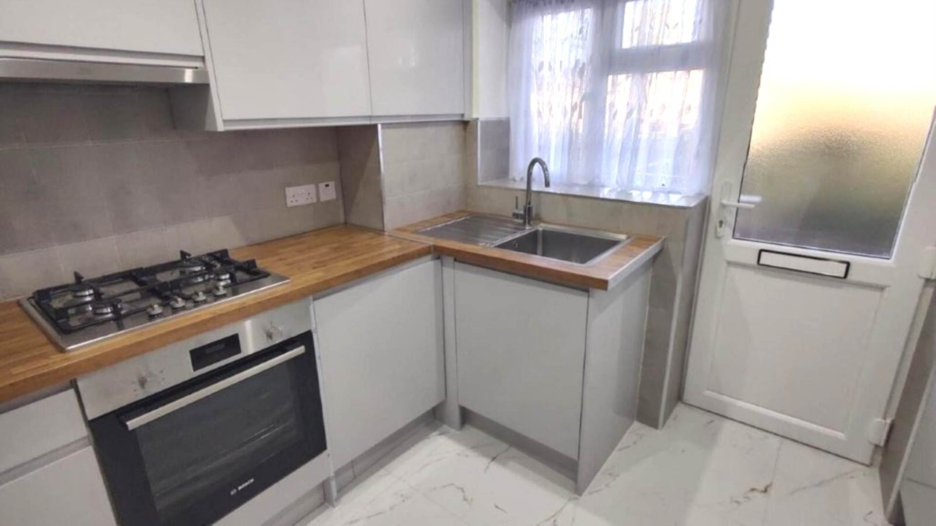 London HA8 7SX 2 bed flat rental property internal/external image-3