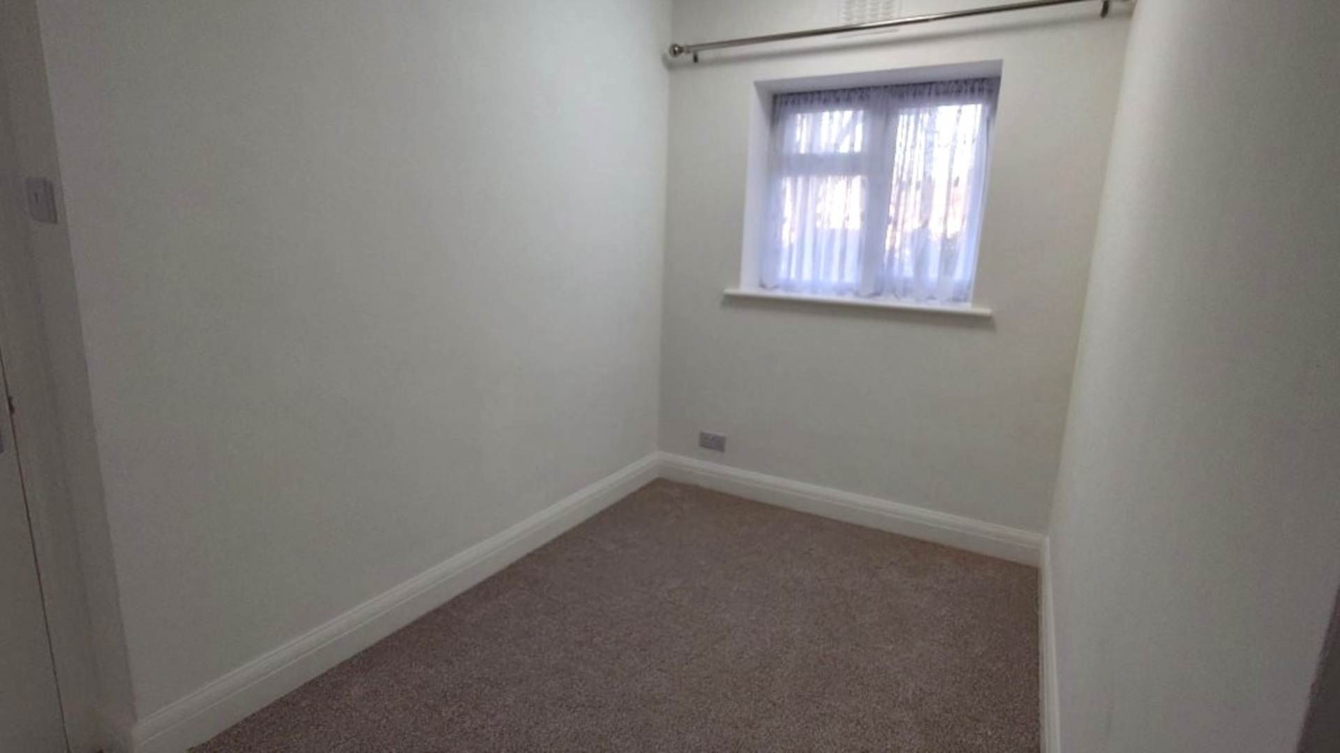 London HA8 7SX 2 bed flat rental property internal/external image-6