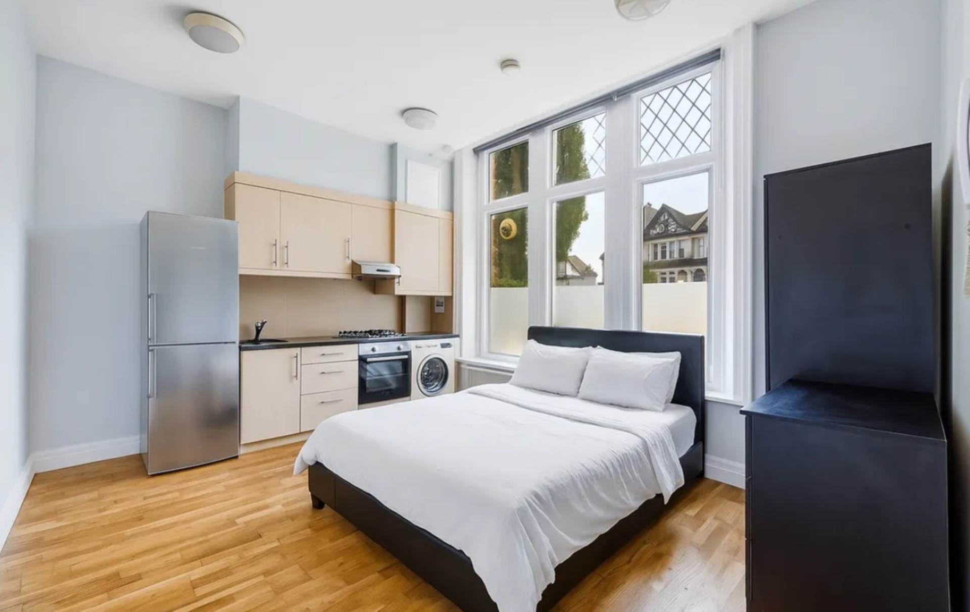 London W3 9SL 1 bed studio rental property internal/external image-1