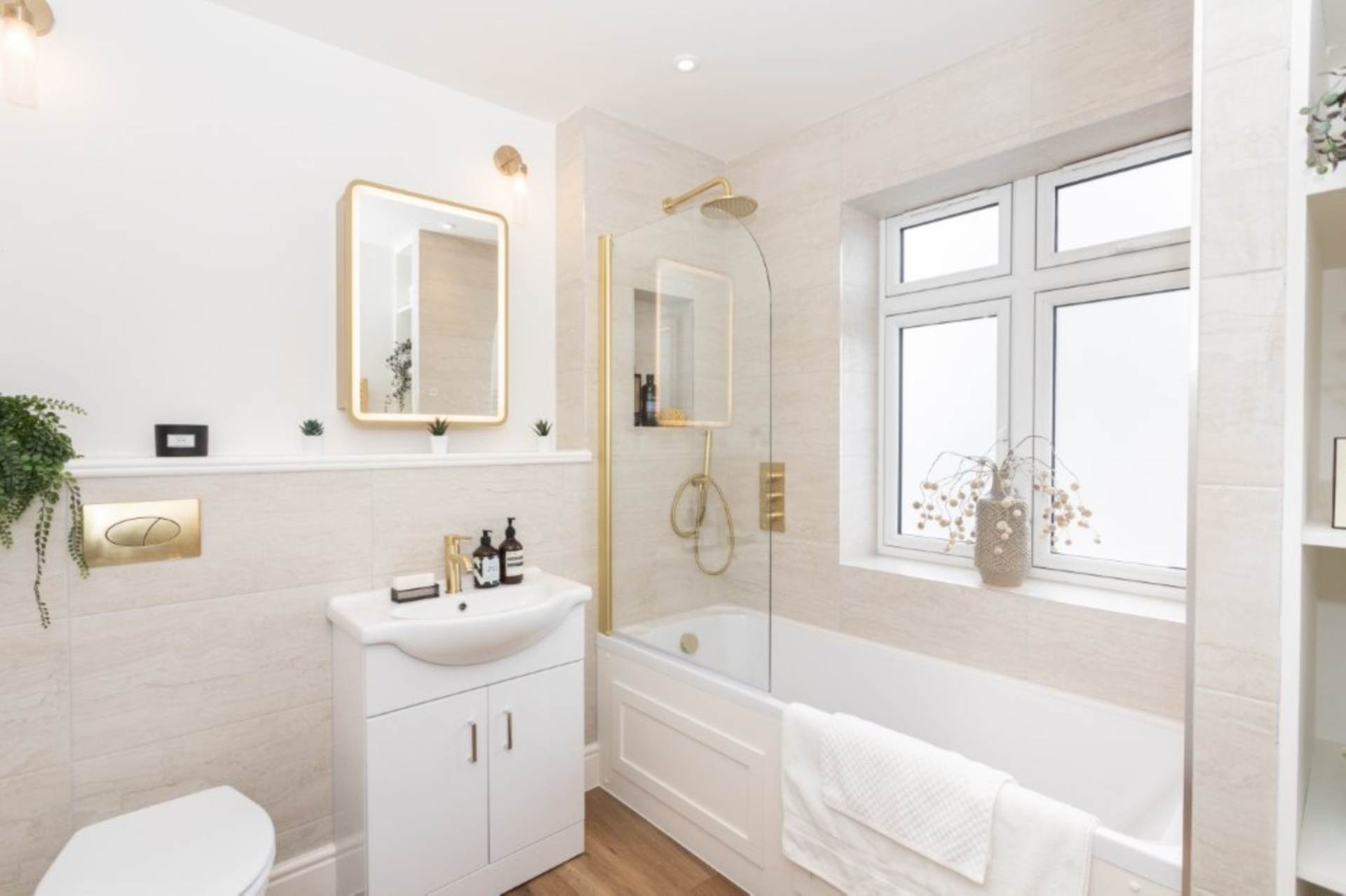 London W3 9NZ 4 bed semi-detached rental property internal/external image-13