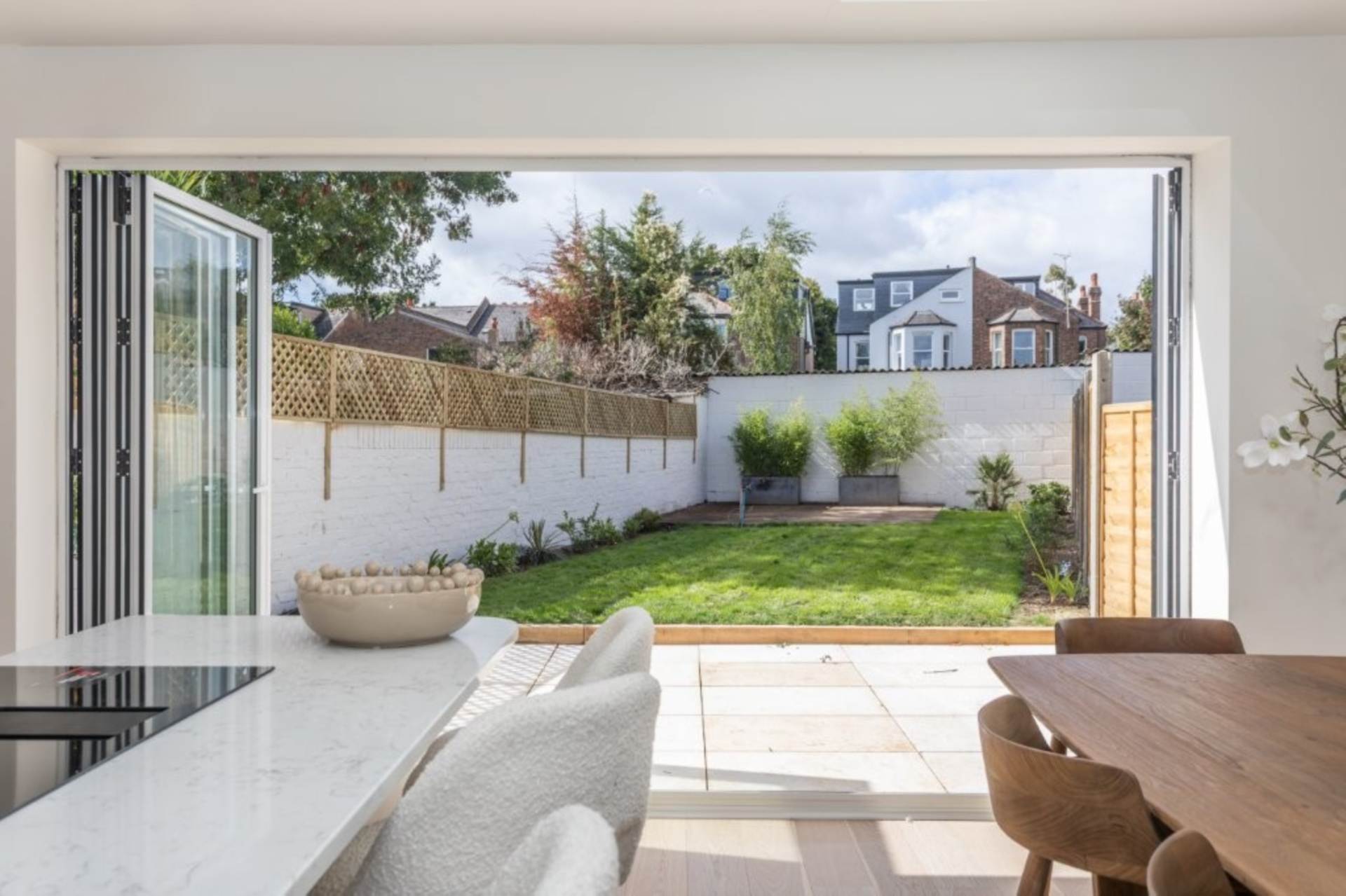 London W3 9NZ 4 bed semi-detached rental property internal/external image-14