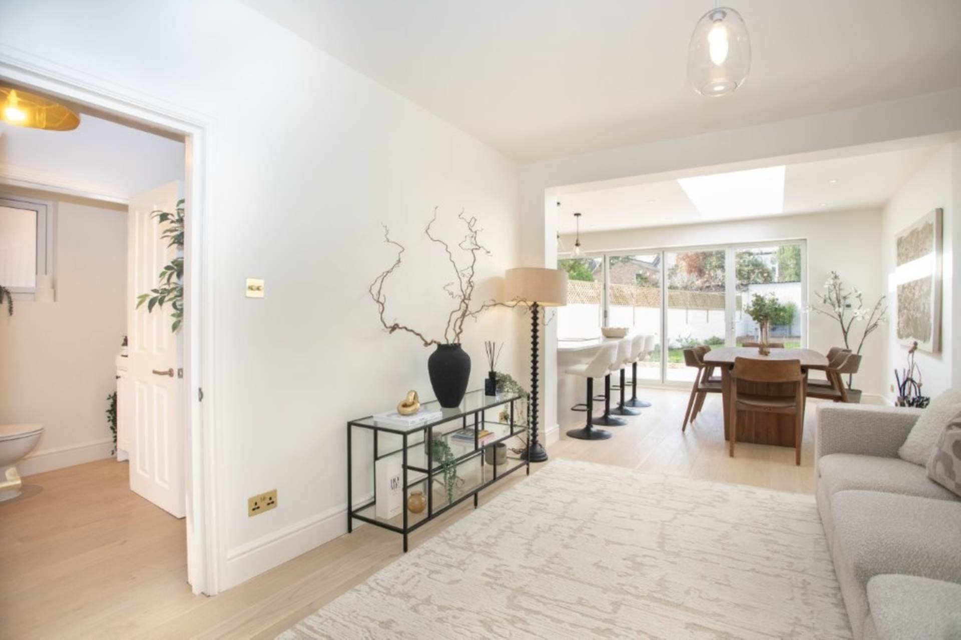 London W3 9NZ 4 bed semi-detached rental property internal/external image-4