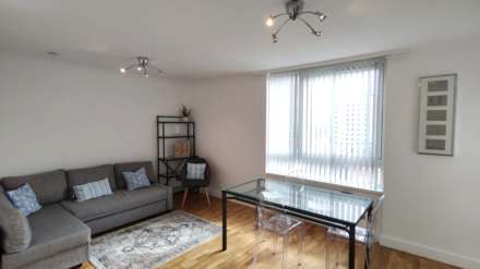 2 bed flat to rent in London W5