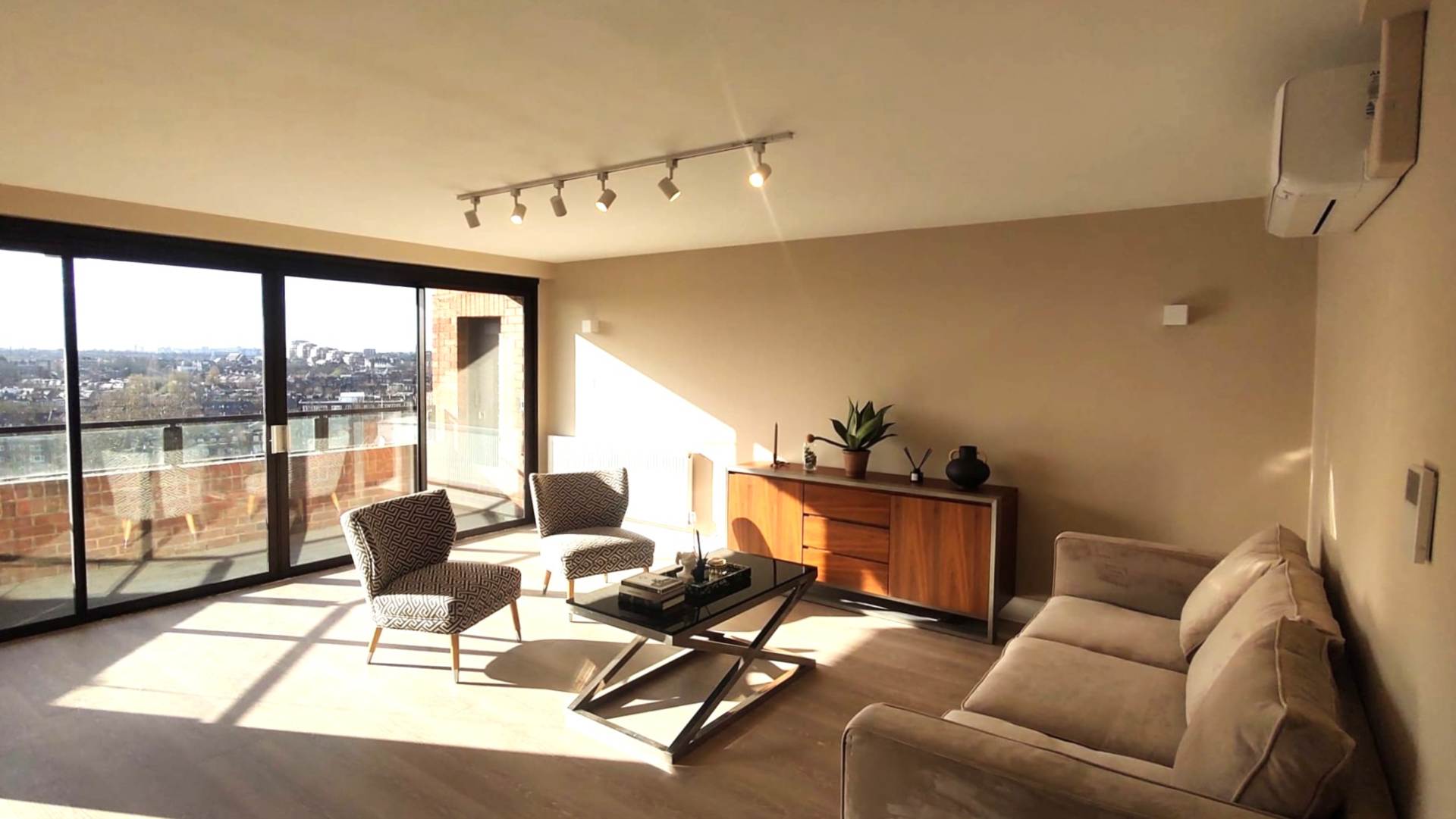 ロンドン NW3 6HT 2ベッドメゾネット 賃貸物件の内外装写真-1