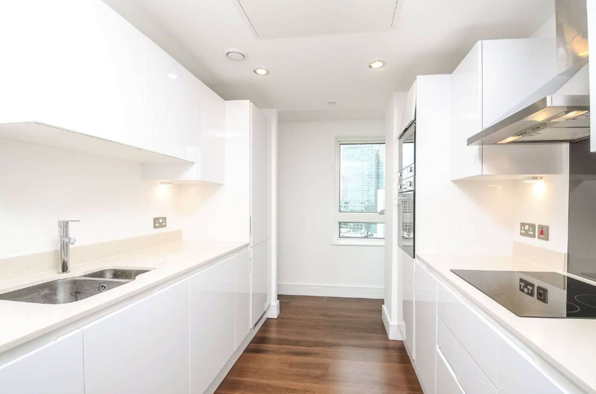 ロンドン E14 9BU 3ベッドフラット 賃貸物件の内外装写真-2