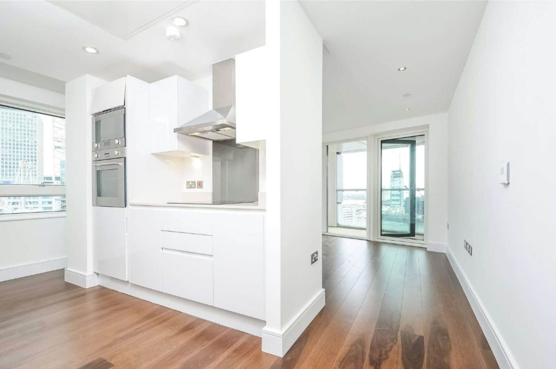 ロンドン E14 9BU 3ベッドフラット 賃貸物件の内外装写真-3