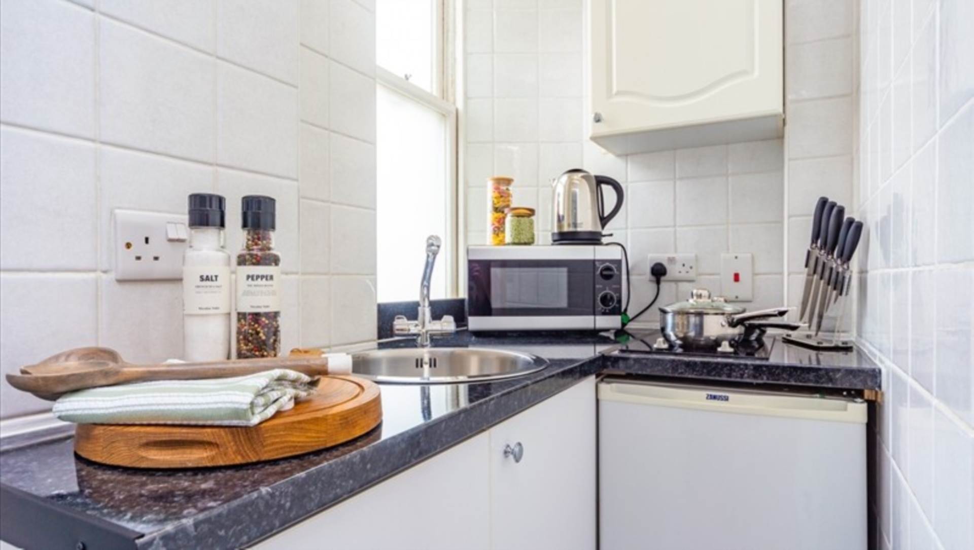 London W1J 5LY 1 bed flat rental property internal/external image-5