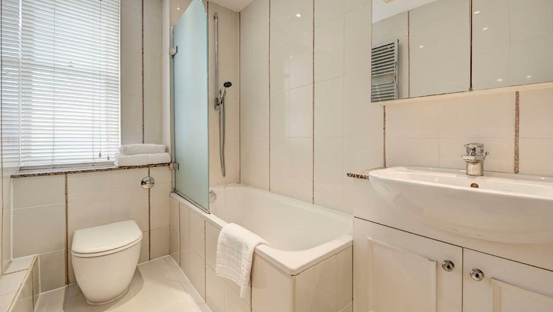 London W1J 5NA 2 bed flat rental property internal/external image-5