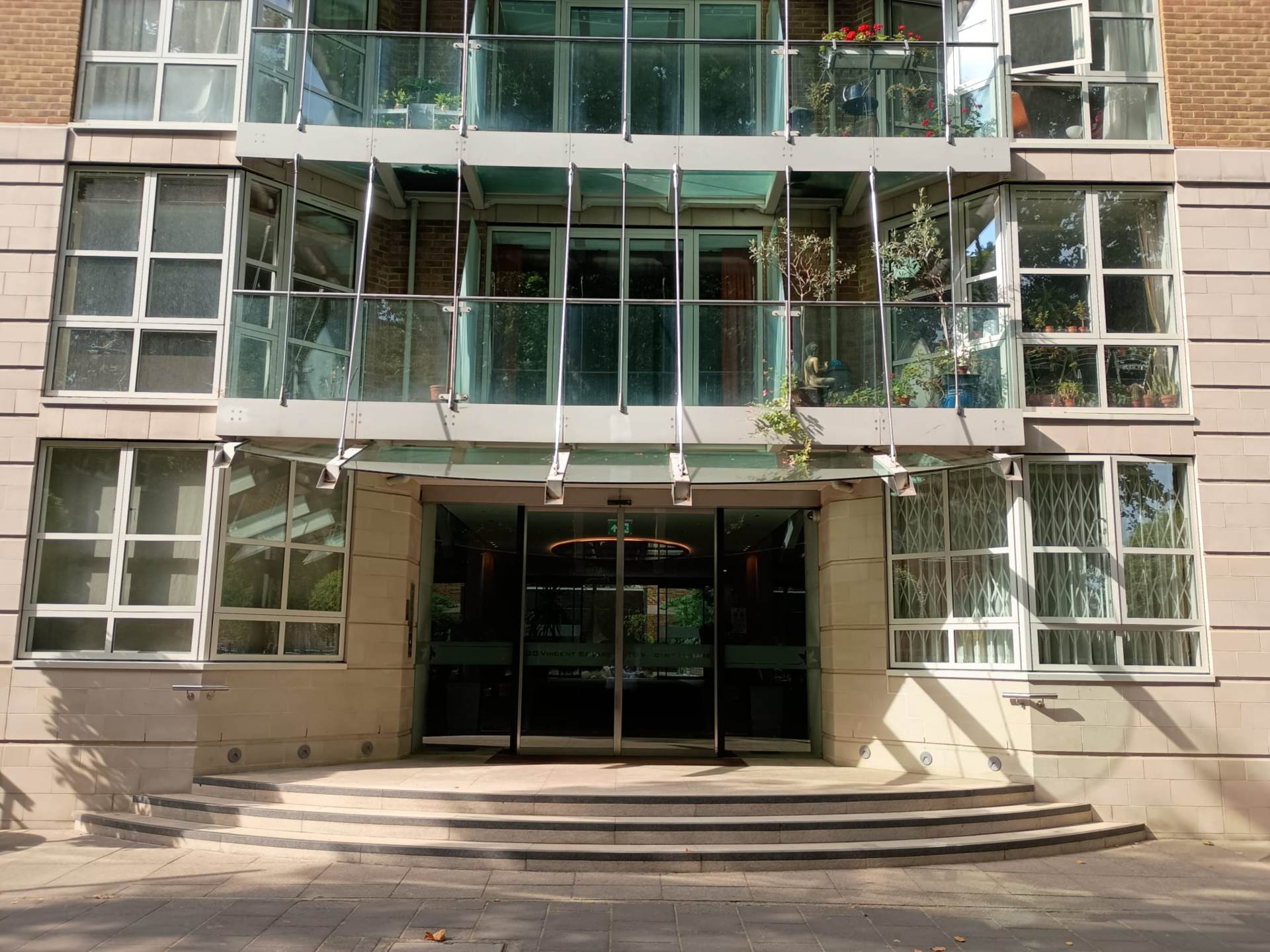 London SW1P 2NW 1 bed flat rental property internal/external image-11