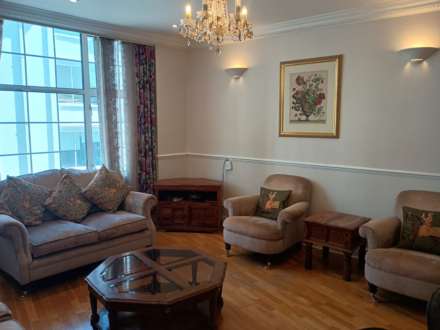 2 bed flat to rent in London W1T
