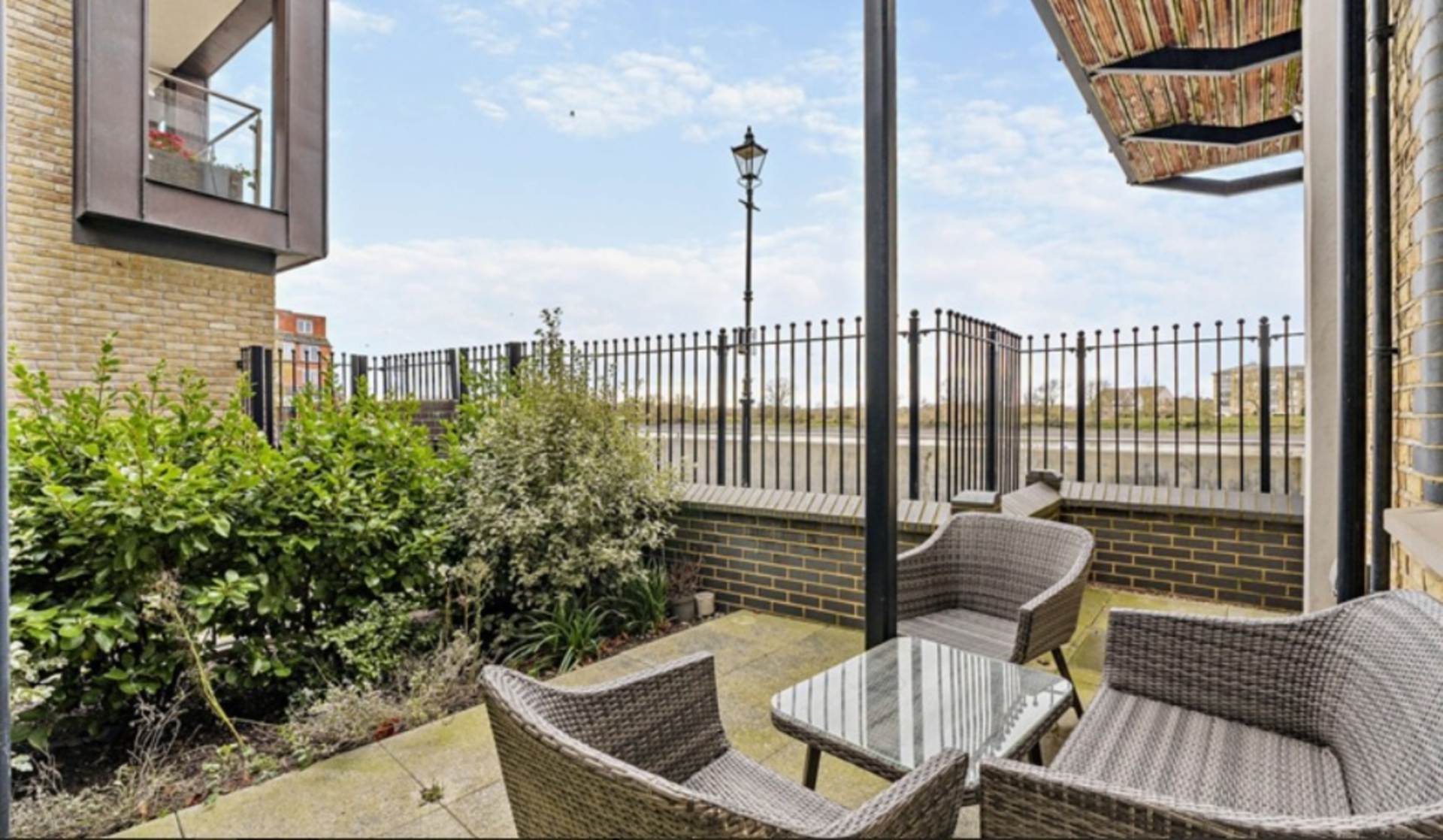 London W6 9UF 2 bed semi-detached rental property internal/external image-2