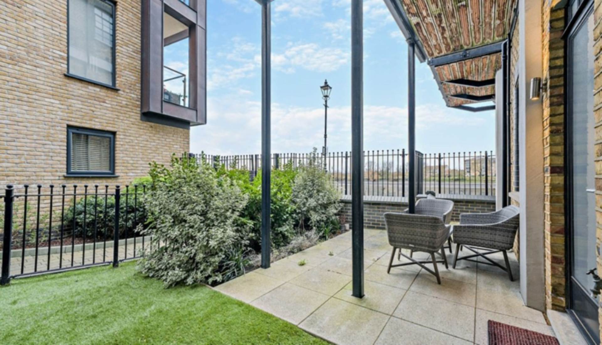London W6 9UF 2 bed semi-detached rental property internal/external image-3