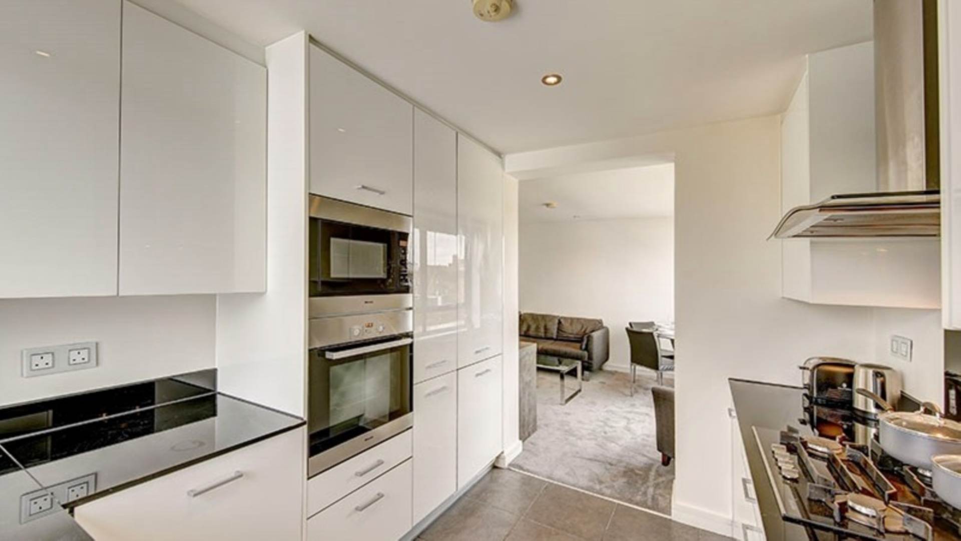 London SW3 6SN 2 bed flat rental property internal/external image-2