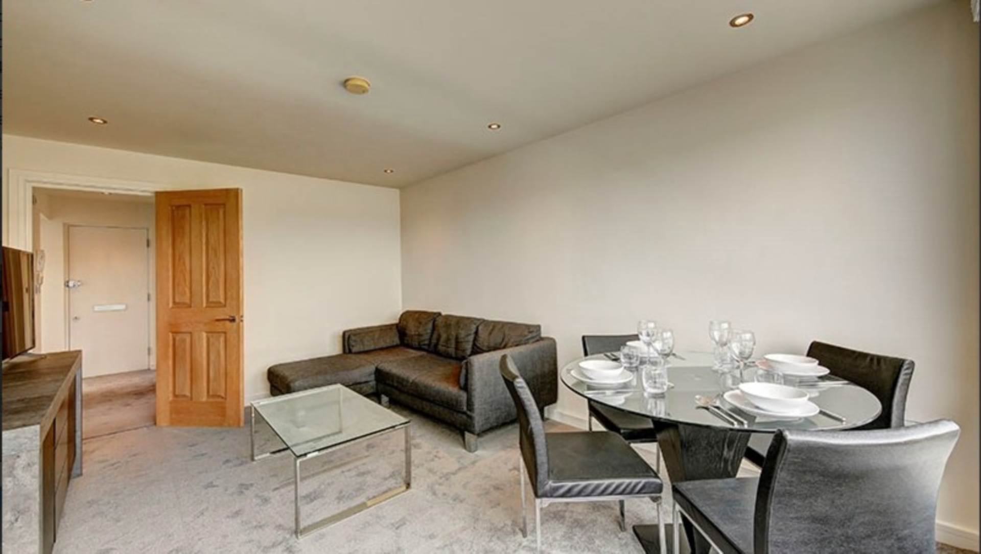 London SW3 6SN 2 bed flat rental property internal/external image-3
