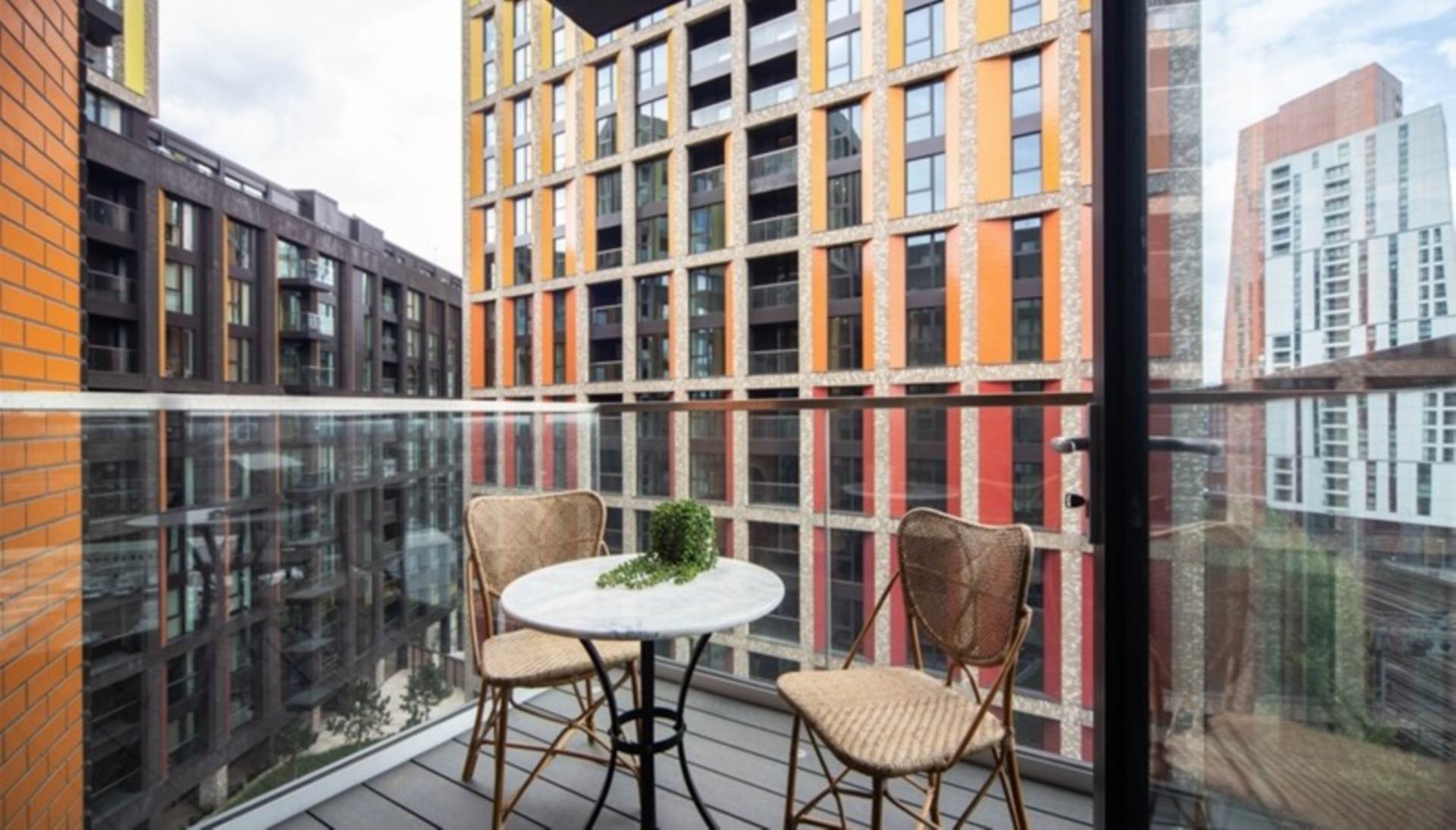 London SW11 7AG 3 bed flat rental property internal/external image-11
