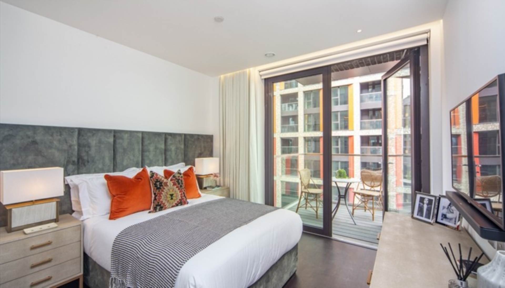 London SW11 7AG 3 bed flat rental property internal/external image-4