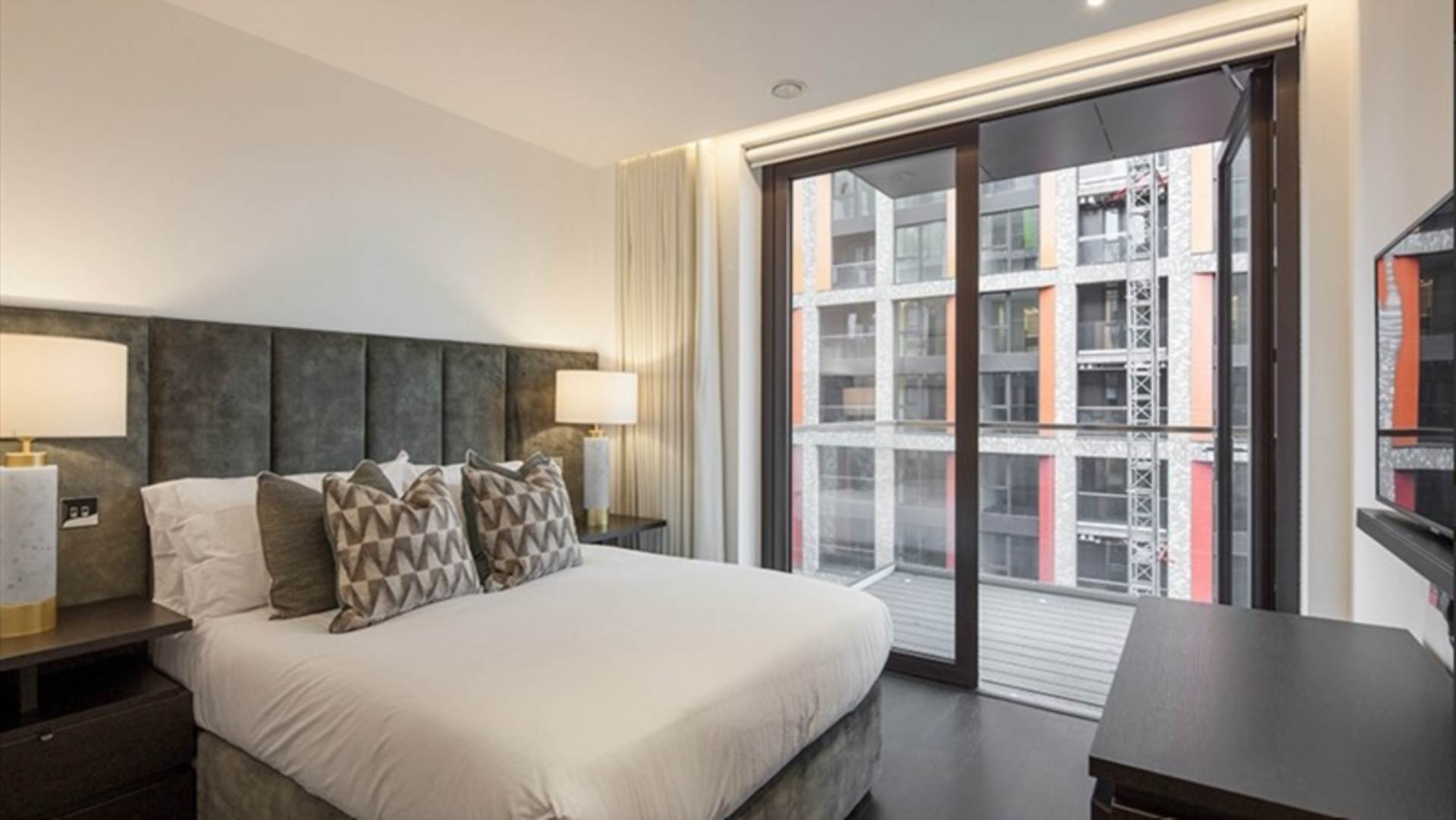 London SW11 7AG 3 bed flat rental property internal/external image-5