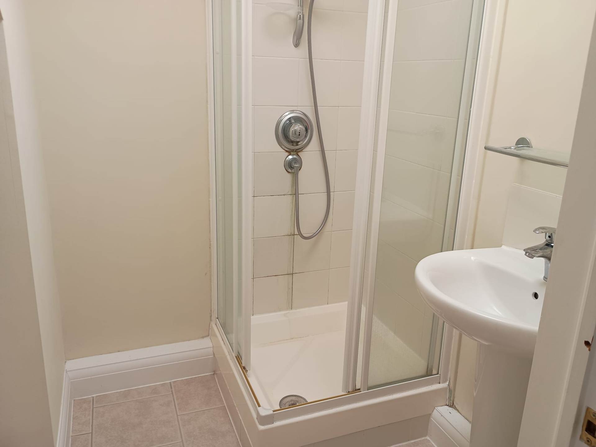 London N12 7BG 4 bed semi-detached rental property internal/external image-13