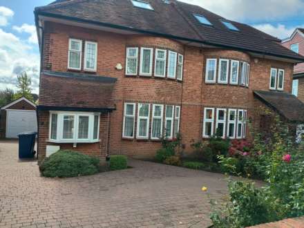 4 bed semi-detached to rent in London N12