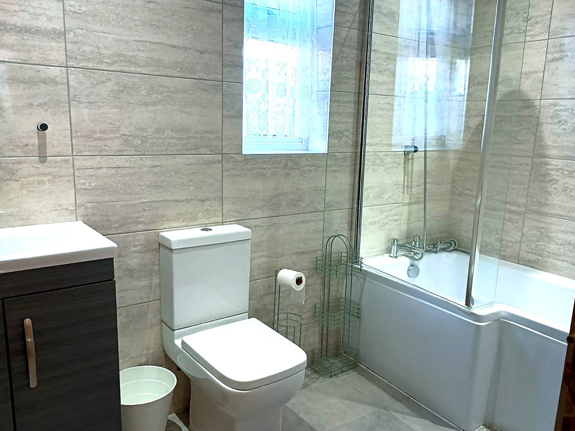 London N3 2HG 4 bed semi-detached rental property internal/external image-10
