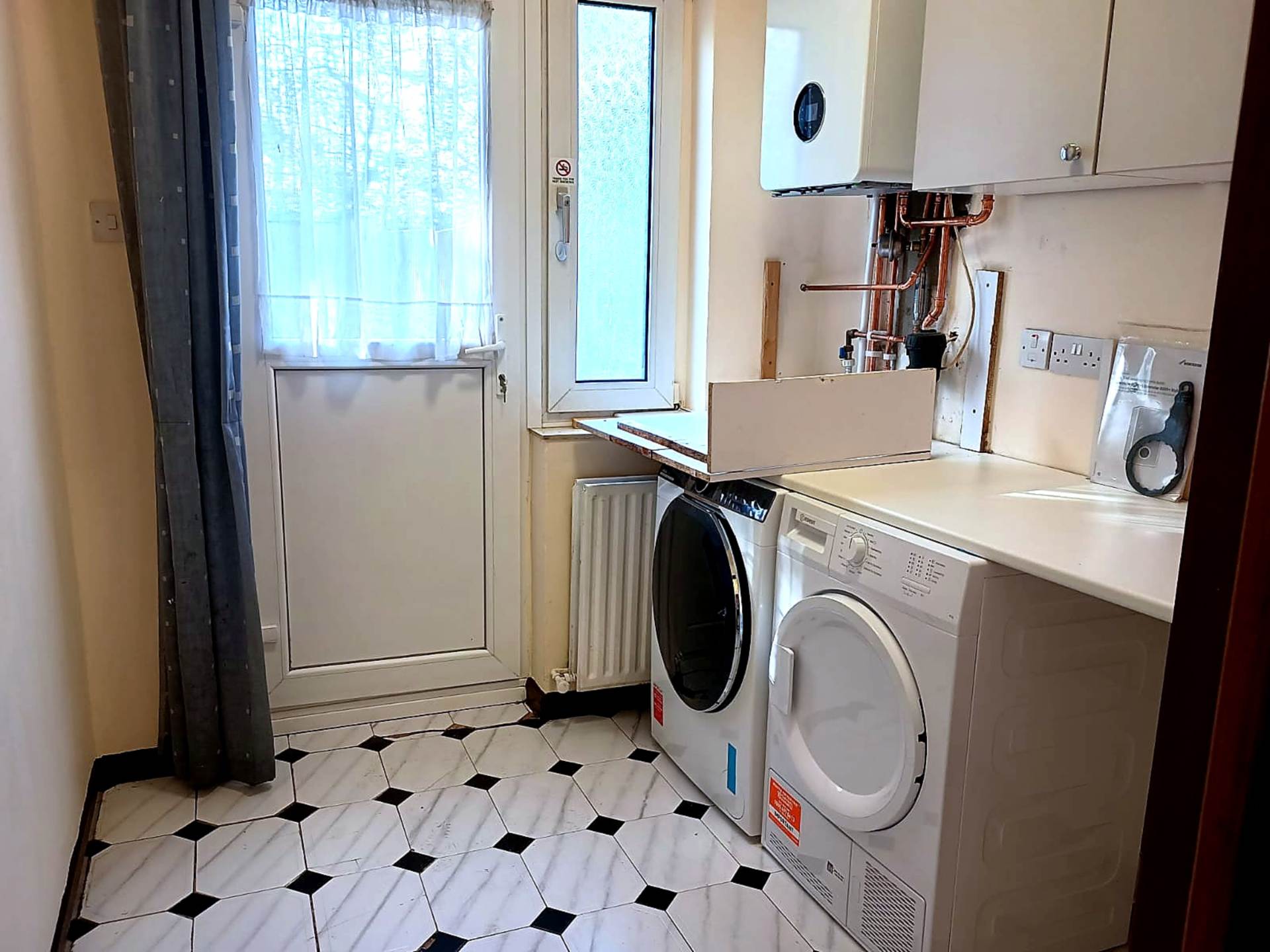 London N3 2HG 4 bed semi-detached rental property internal/external image-12