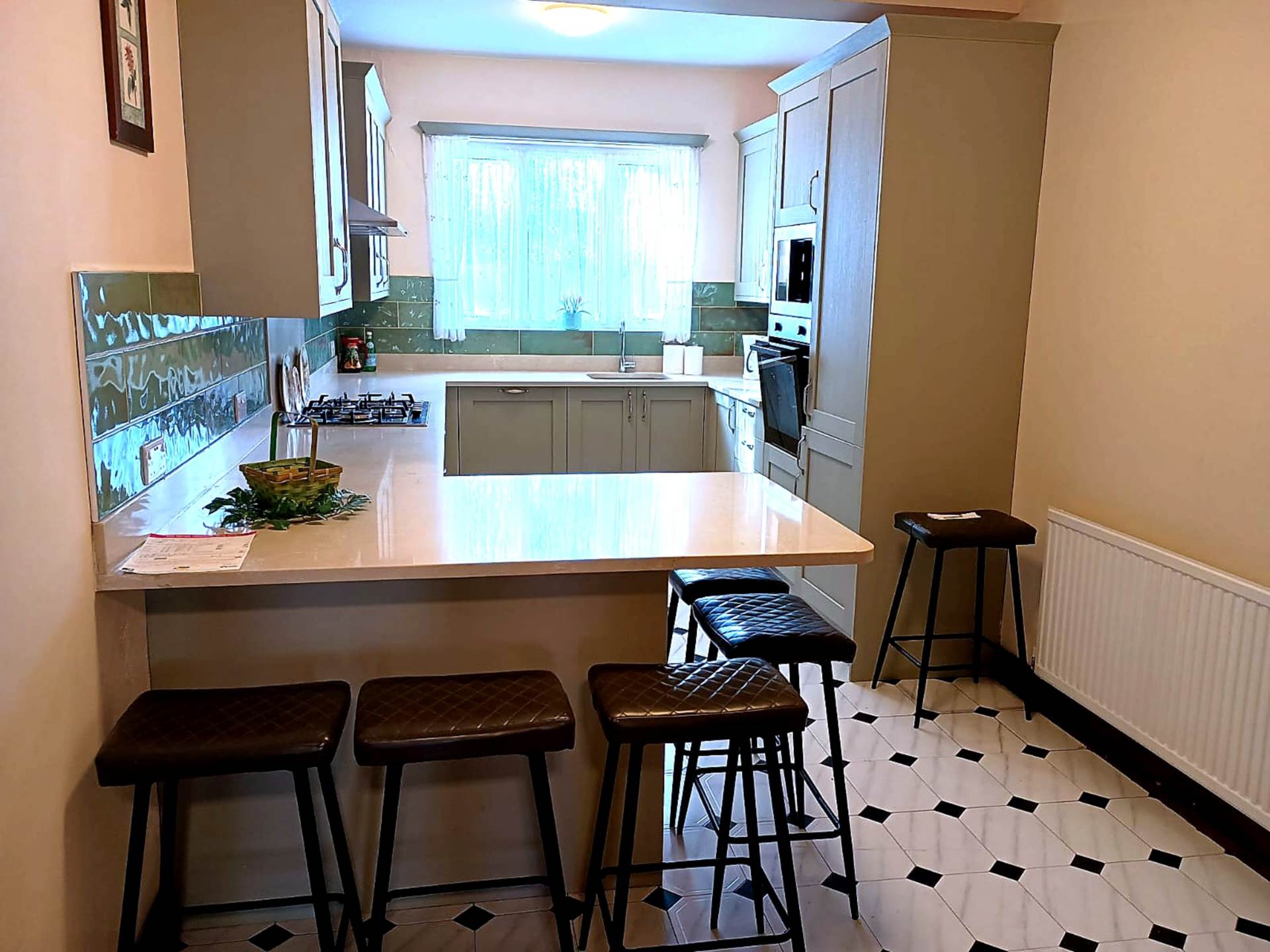 London N3 2HG 4 bed semi-detached rental property internal/external image-2