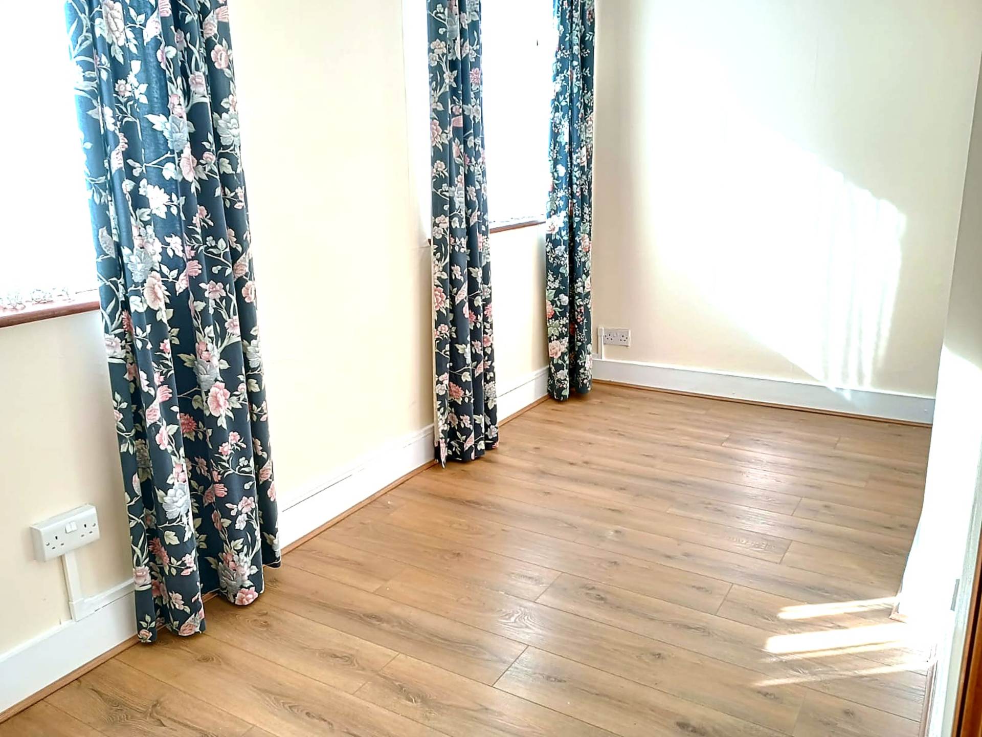 London N3 2HG 4 bed semi-detached rental property internal/external image-8