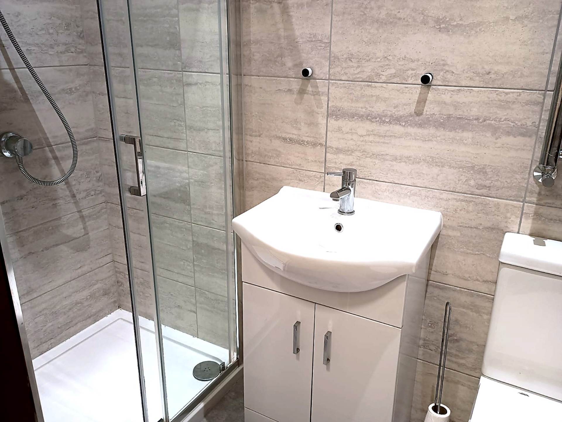 London N3 2HG 4 bed semi-detached rental property internal/external image-9