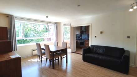 2 bed flat to rent in London W5
