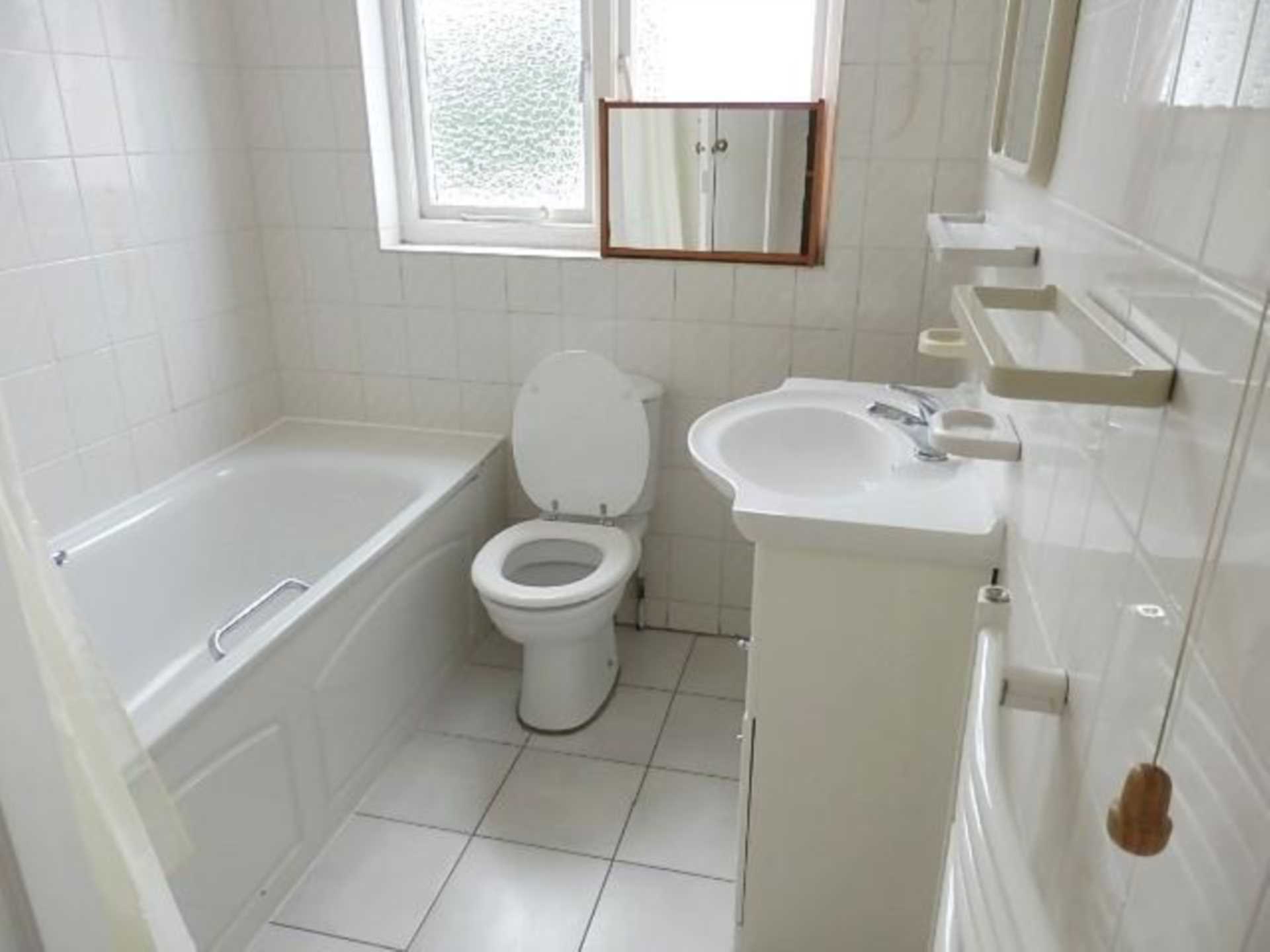London W5 2QJ 4 bed semi-detached rental property internal/external image-9