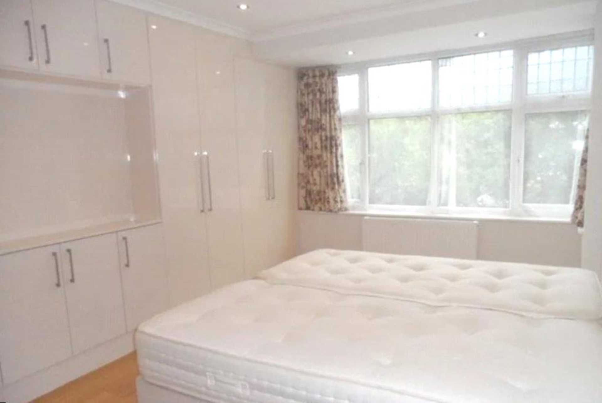 London W5 1AP 4 bed semi-detached rental property internal/external image-5