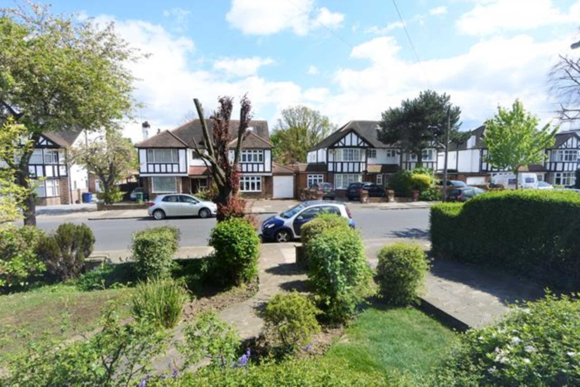 London N20 8HJ 3 bed semi-detached rental property internal/external image-12