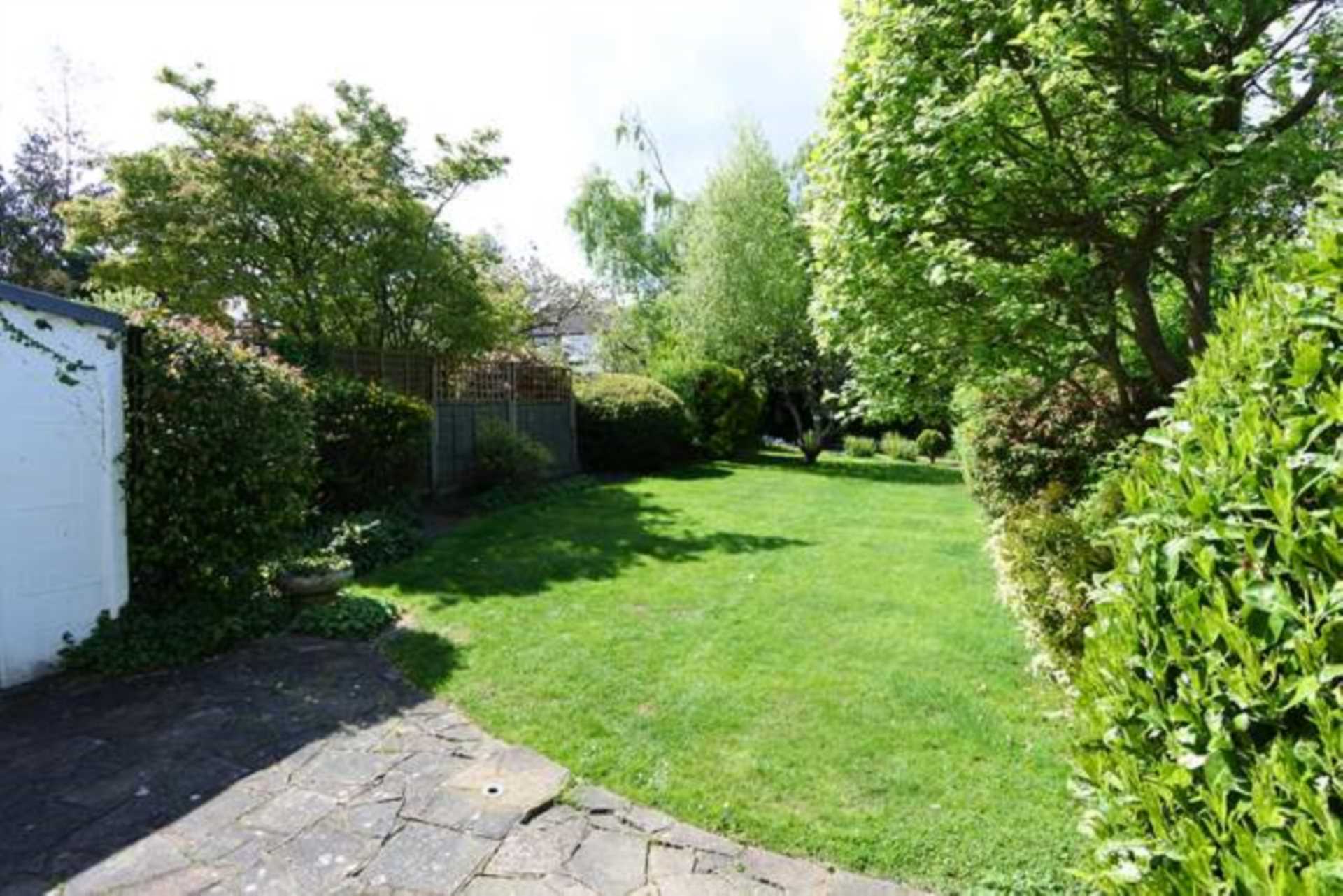 London N20 8HJ 3 bed semi-detached rental property internal/external image-15