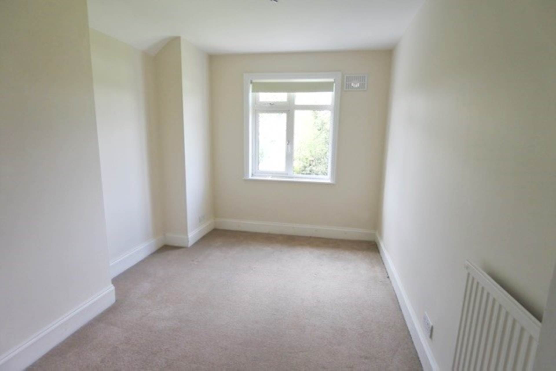 London N20 8HJ 3 bed semi-detached rental property internal/external image-7
