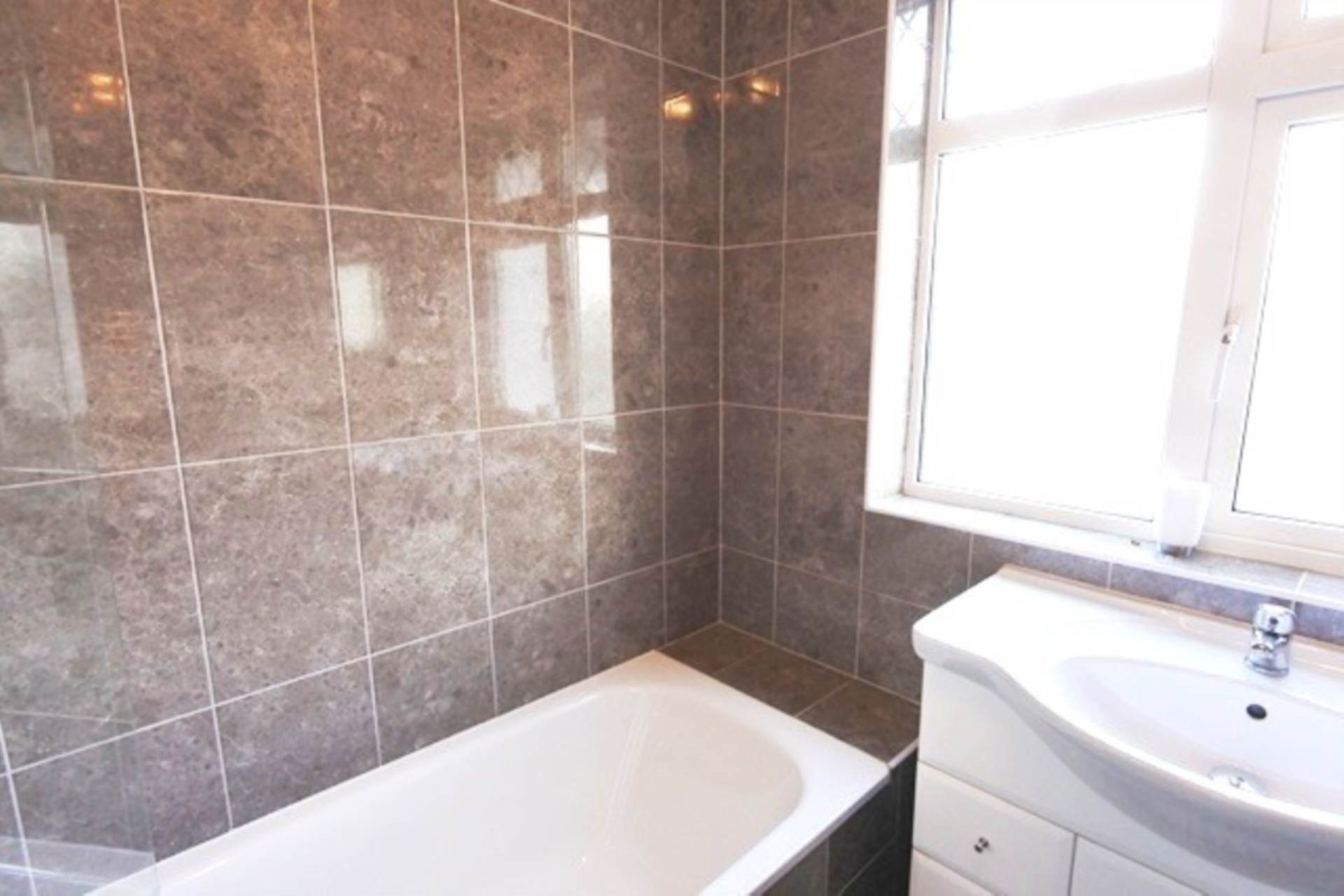 London N20 8HJ 3 bed semi-detached rental property internal/external image-8