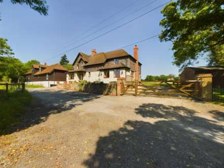 3 Bedroom Detached, School Lane, Dinton