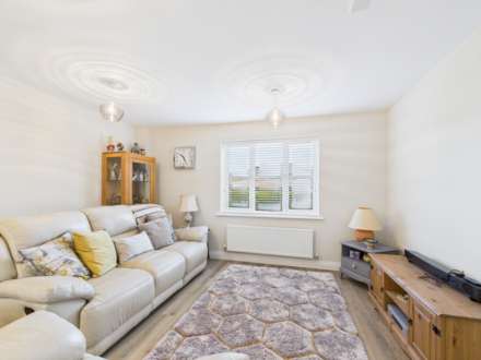 Hedges Way, Aylesbury, Image 5