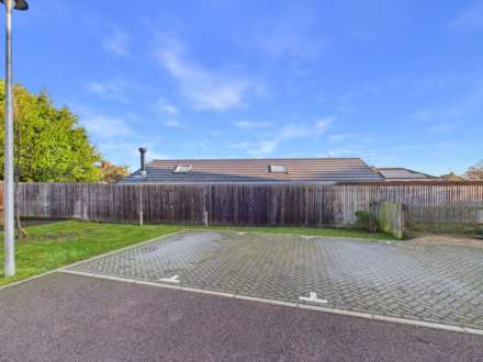 Hedges Way, Aylesbury, Image 8