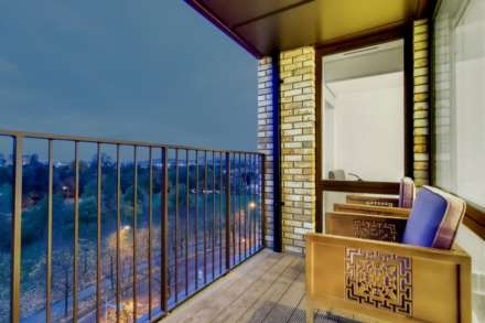 2 Bedroom Flat, Lakeside Drive, London